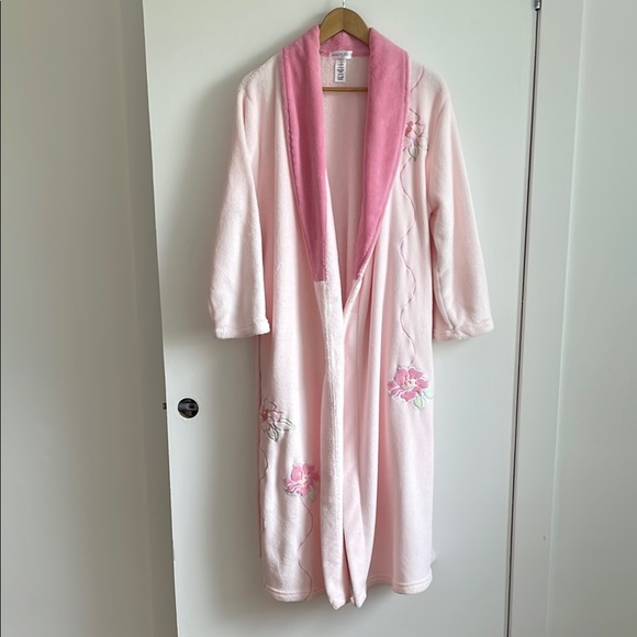 Vanity Fair - Pink Embroidered Robe - Picture 3 of 9